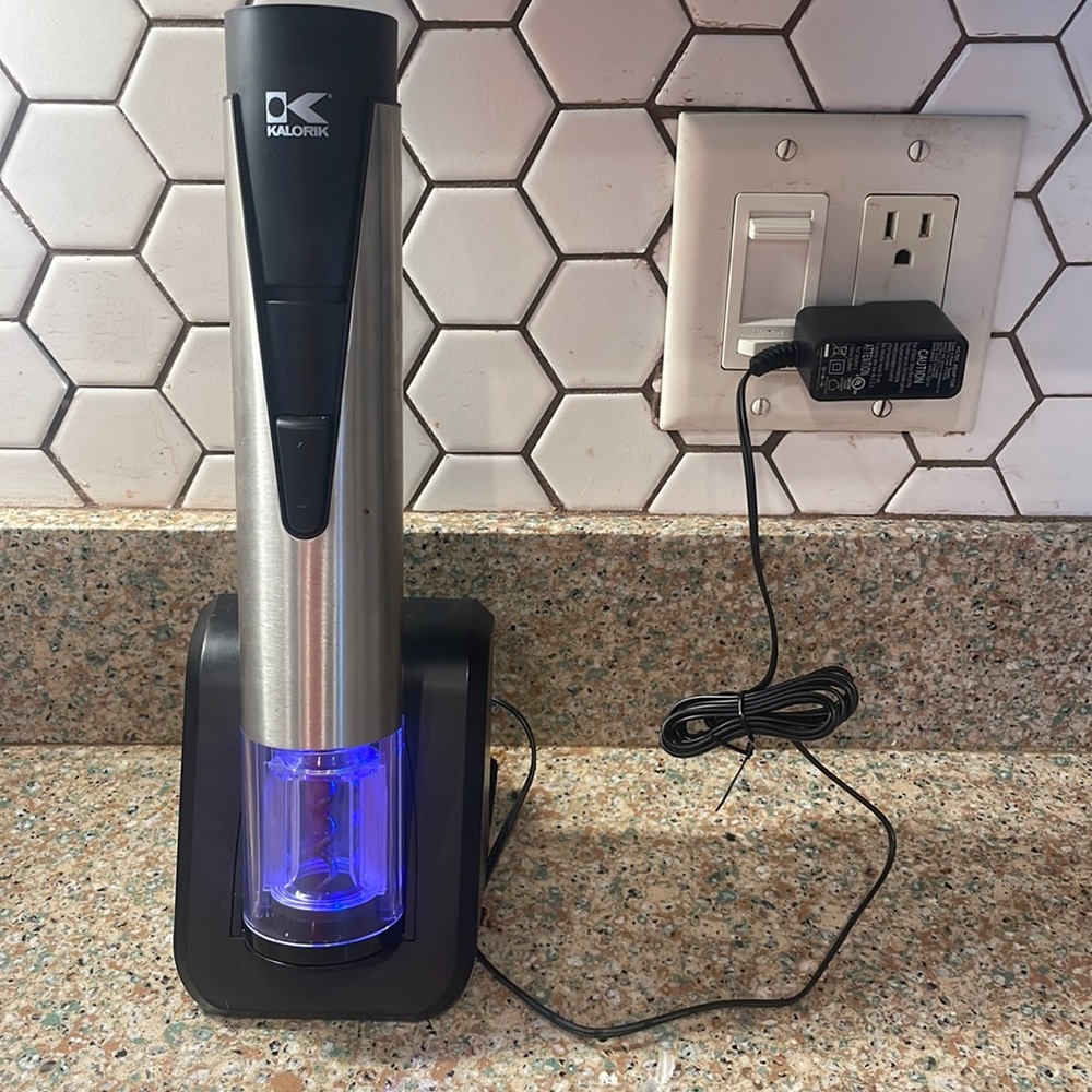 Kalorik 2 in 1 wine bottle opener and preserver plugs in